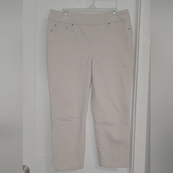 3/$20  HAGGAR  OFFWHITE/CREAM CAPRIS - Picture 1 of 2